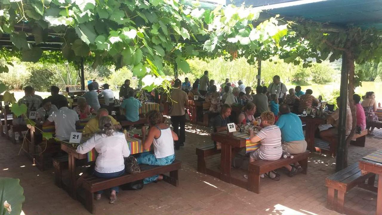 Wilgewandel Holiday Farm&Day Restaurant Oudtshoorn Exterior foto